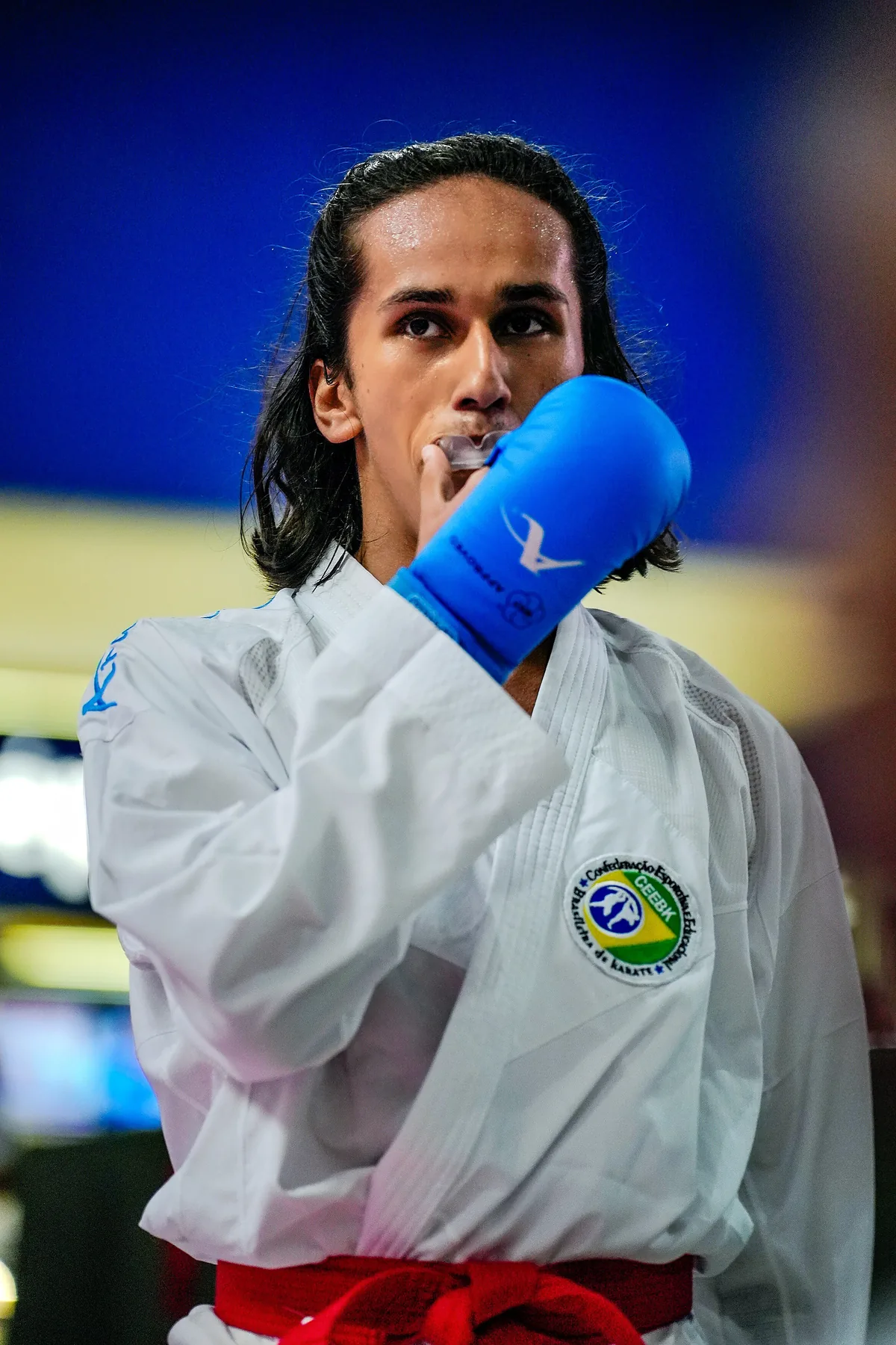 Ícaro Vidal concentrado durante competição, usando luvas azuis