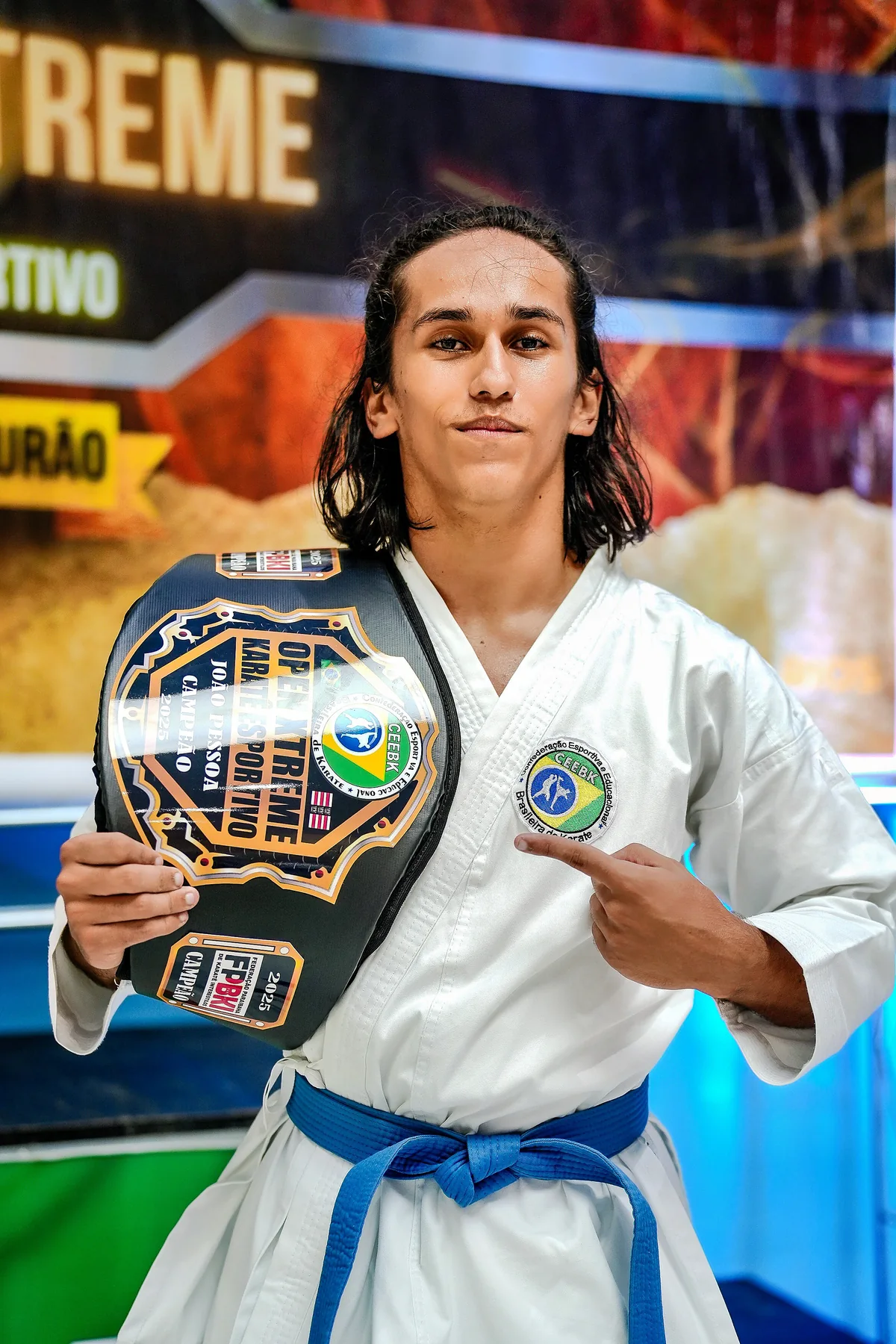 Ícaro Vidal com cinturão de campeão