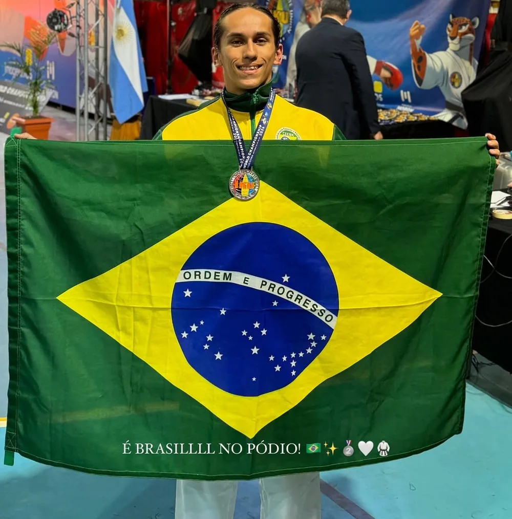 Ícaro Vidal exibindo a bandeira brasileira durante uma competição internacional