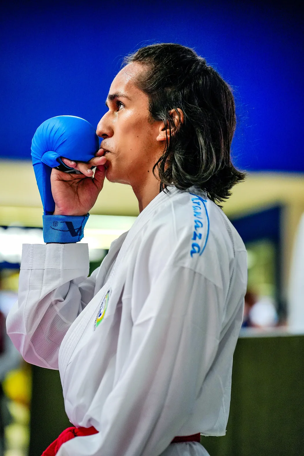Ícaro Vidal de perfil com luvas azuis durante competição