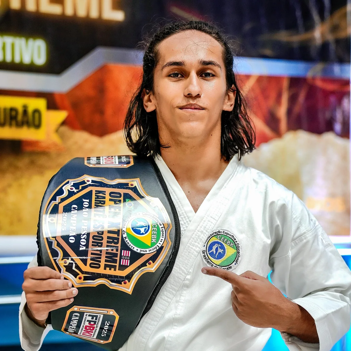 Ícaro Vidal com cinturão de campeonato após uma conquista
