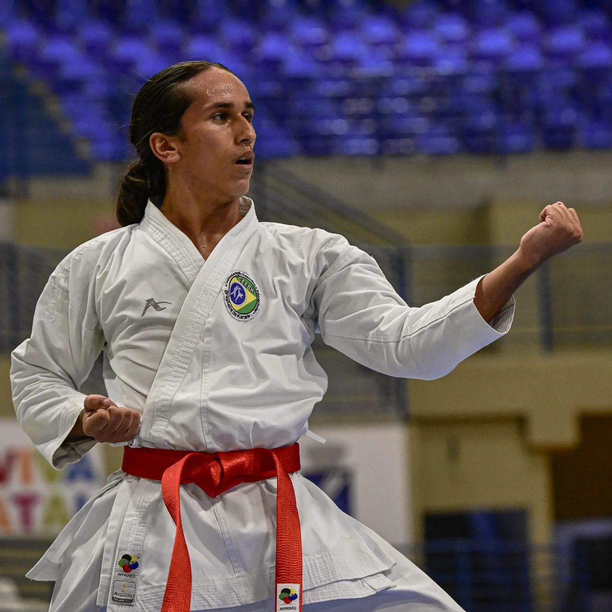 Ícaro Vidal de quimono, em posição de kata durante uma competição